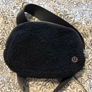 Lululemon 1L Everywhere belt bag in black Sherpa